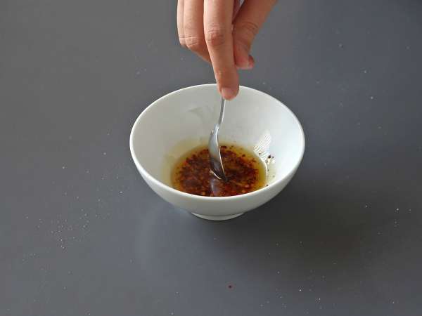 Jajca po turško na jogurtovi osnovi z začinjenim oljem - çilbir - Priprava korak 2