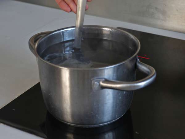 Jajca po turško na jogurtovi osnovi z začinjenim oljem - çilbir - Priprava korak 3