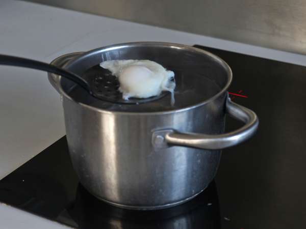 Jajca po turško na jogurtovi osnovi z začinjenim oljem - çilbir - Priprava korak 4