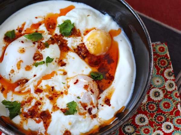 Jajca po turško na jogurtovi osnovi z začinjenim oljem - çilbir - Priprava korak 5