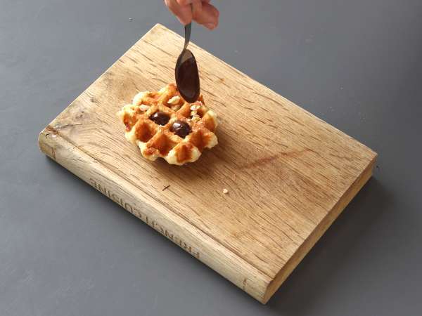 Vaflji s sadjem, čokolado in stepeno smetano - Priprava korak 3