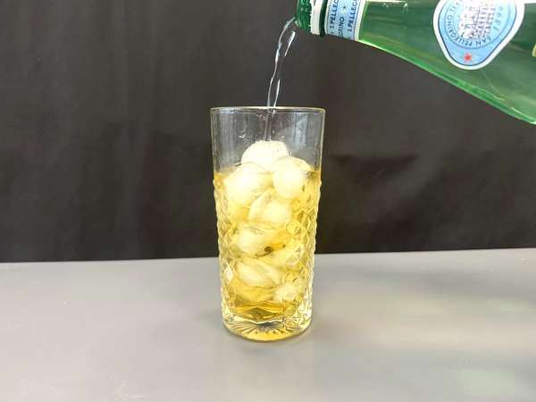 Martini Spritz brez alkohola, sladek cvetlični koktajl za aperitiv - Priprava korak 3