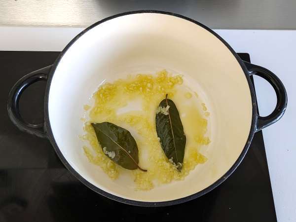 Testenine s klobasno omako: preprosta jed z intenzivnim okusom - Priprava korak 2