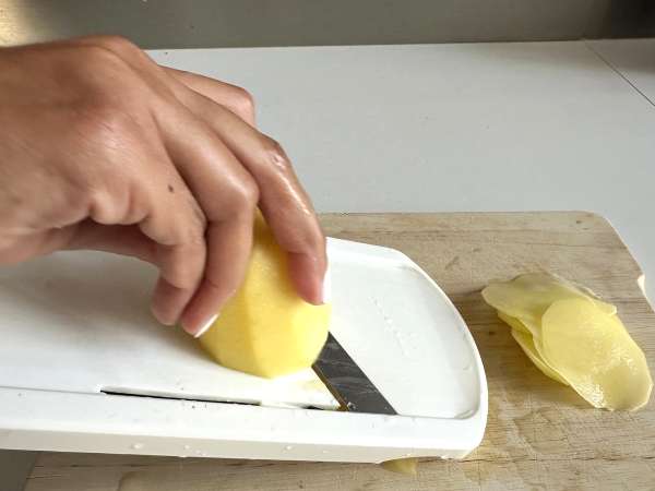 Krompirjev čips, pripravljen v mikrovalovni pečici - Priprava korak 2