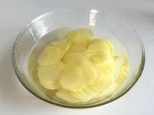 Krompirjev čips, pripravljen v mikrovalovni pečici - Priprava korak 3