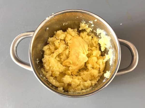 Enostavna hladna krompirjeva torta s tuno in majonezo - Priprava korak 2