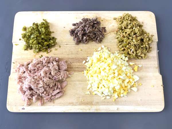 Enostavna hladna krompirjeva torta s tuno in majonezo - Priprava korak 4