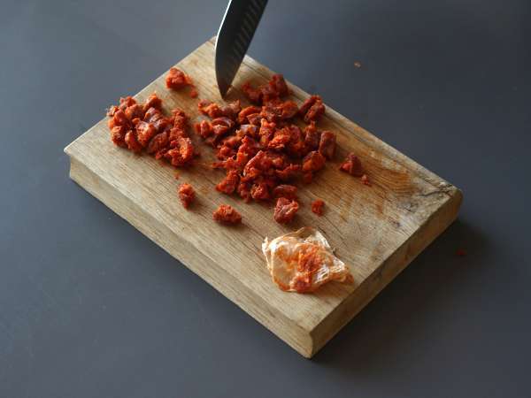 Mehki in začinjeni mafini s chorizom - Priprava korak 1