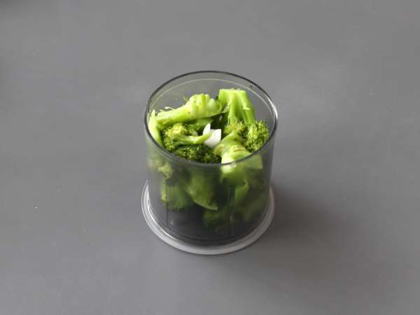 Izjemno enostavne testenine z brokolijem, ki otroke navdušijo nad zelenjavo - Priprava korak 1