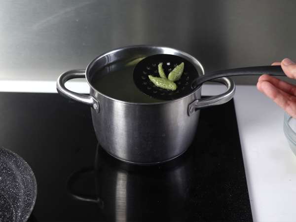 Izjemno enostavne testenine z brokolijem, ki otroke navdušijo nad zelenjavo - Priprava korak 7