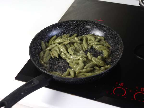 Izjemno enostavne testenine z brokolijem, ki otroke navdušijo nad zelenjavo - Priprava korak 8