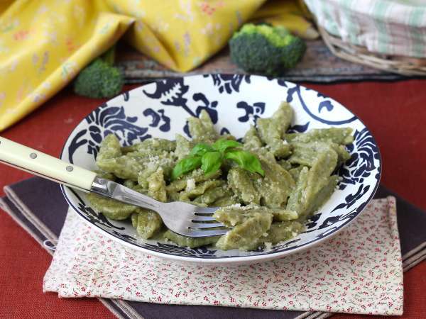 Izjemno enostavne testenine z brokolijem, ki otroke navdušijo nad zelenjavo - Priprava korak 10