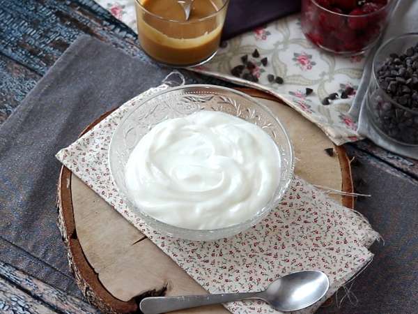 Skleda Skyr z rdečim sadjem, arašidovim maslom in čokolado - Priprava korak 1