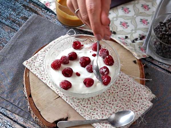 Skleda Skyr z rdečim sadjem, arašidovim maslom in čokolado - Priprava korak 2