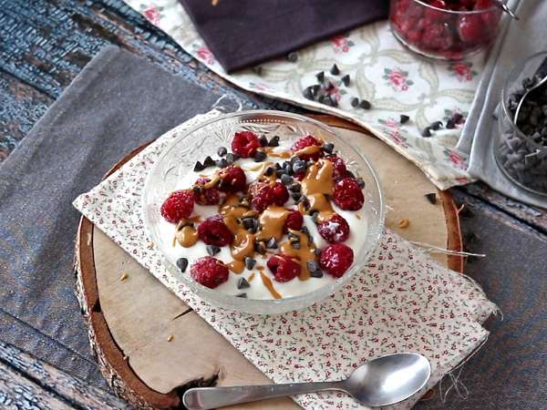 Skleda Skyr z rdečim sadjem, arašidovim maslom in čokolado - Priprava korak 4