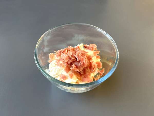 Salama iz kremnega sira z marelicami in mandlji: odlična predjed za zabavo! - Priprava korak 1