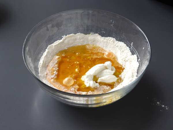 Torta s šunko, olivami in sušenim paradižnikom s skyrom - Priprava korak 2