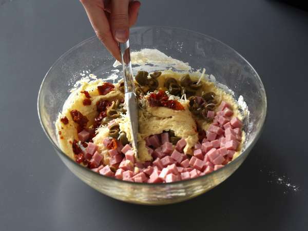 Torta s šunko, olivami in sušenim paradižnikom s skyrom - Priprava korak 3