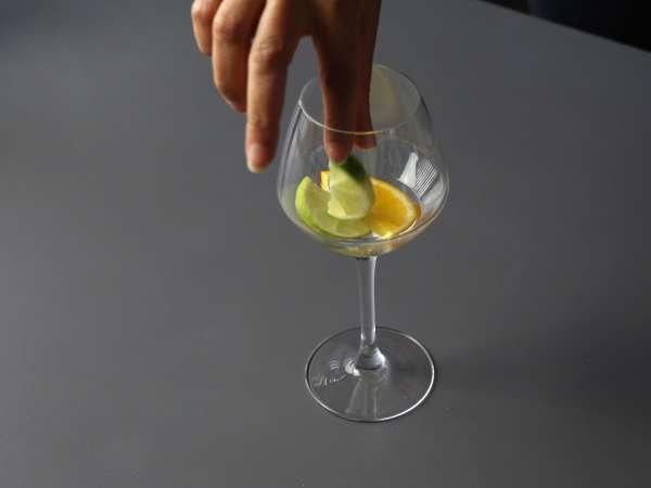 Sangrija iz penečega vina: osvežilna zvezda počitnic - Priprava korak 1