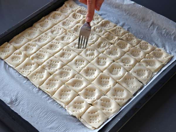 Hitri in preprosti grižljaji iz listnatega testa za odličen aperitiv! - Priprava korak 4