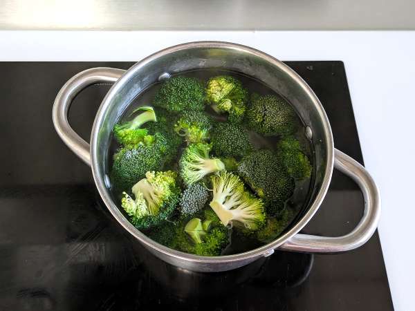 Kremne testenine z brokolijem in mandlji: enostavna za pripravo in okusna jed - Priprava korak 2