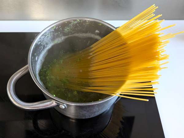 Kremne testenine z brokolijem in mandlji: enostavna za pripravo in okusna jed - Priprava korak 6