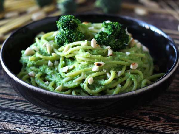 Kremne testenine z brokolijem in mandlji: enostavna za pripravo in okusna jed - Priprava korak 10