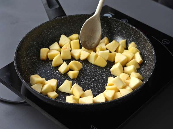 Čokoladni jabolčni fudge, izjemno enostavna sladica, ki jo pripravite iz samo dveh sestavin! - Priprava korak 2