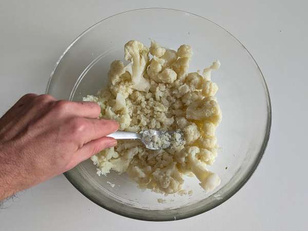 Cvetačne mesne kroglice v zračnem cvrtniku: varčen in vegetarijanski recept - Priprava korak 3