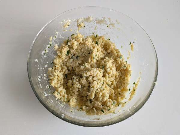 Cvetačne mesne kroglice v zračnem cvrtniku: varčen in vegetarijanski recept - Priprava korak 5