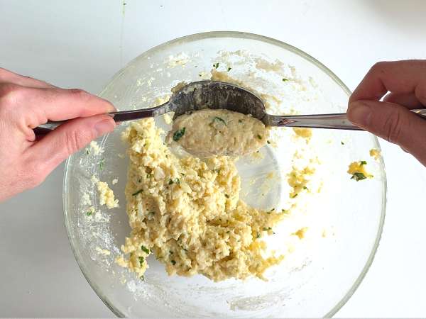 Cvetačne mesne kroglice v zračnem cvrtniku: varčen in vegetarijanski recept - Priprava korak 6