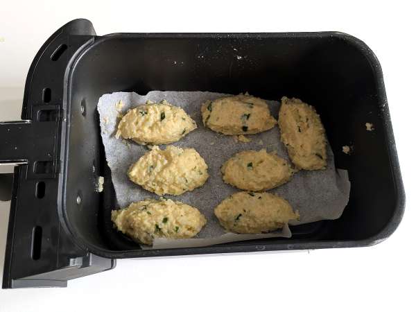 Cvetačne mesne kroglice v zračnem cvrtniku: varčen in vegetarijanski recept - Priprava korak 7