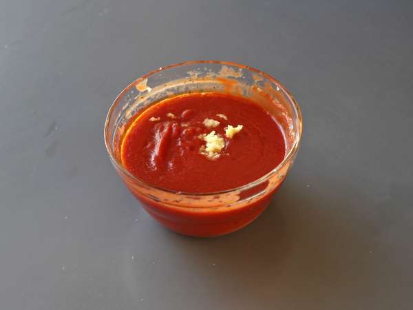 Hitro in tolažilno gratiniranje njokov s paradižnikom in mocarelo - gnocchi alla sorrentina v pečici - Priprava korak 2