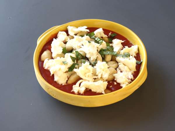 Hitro in tolažilno gratiniranje njokov s paradižnikom in mocarelo - gnocchi alla sorrentina v pečici - Priprava korak 4