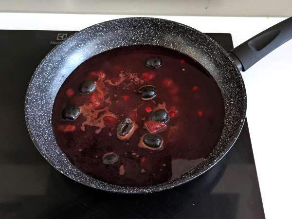 Spaghetti al fuoco di Bacco: testenine z rdečim vinom, ki na mizo prinesejo nekaj posebnega. - Priprava korak 1