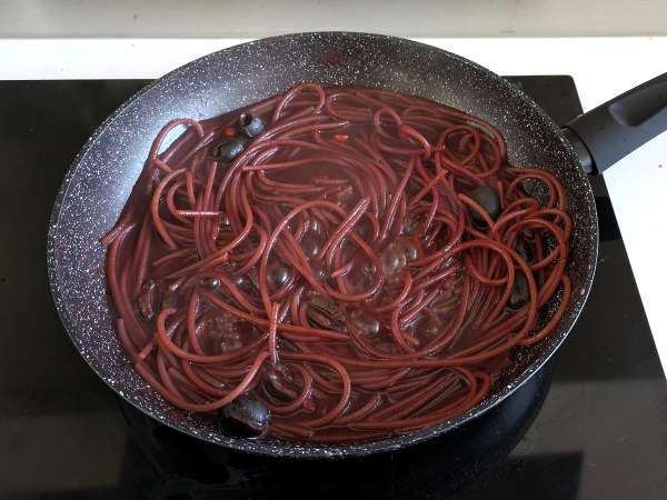 Spaghetti al fuoco di Bacco: testenine z rdečim vinom, ki na mizo prinesejo nekaj posebnega. - Priprava korak 4