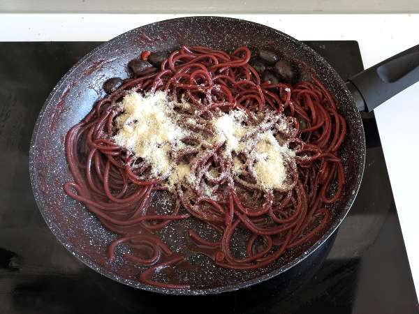 Spaghetti al fuoco di Bacco: testenine z rdečim vinom, ki na mizo prinesejo nekaj posebnega. - Priprava korak 5