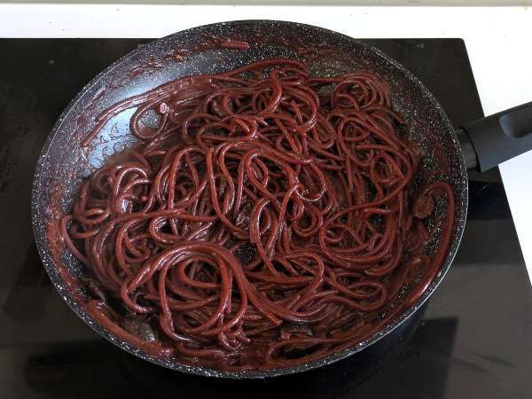 Spaghetti al fuoco di Bacco: testenine z rdečim vinom, ki na mizo prinesejo nekaj posebnega. - Priprava korak 6