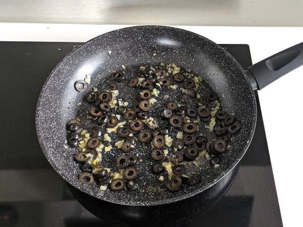 Testenine z oljčno omako: poceni, okusne in enostavne za pripravo! - Priprava korak 2