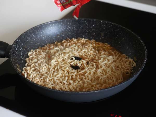 Kako kuhati buldak habanero limete rezance, recept z mariniranim piščancem! - Priprava korak 11