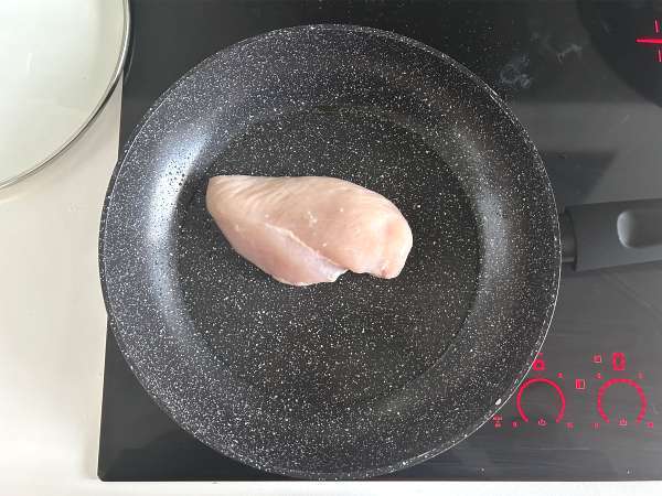 Kako spečem piščančje prsi v ponvi? - Priprava korak 1