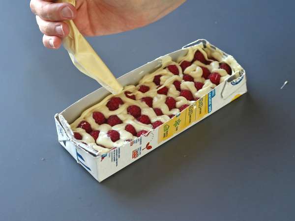 Čokoladna ploščica v slogu Franui z malinami, belo čokolado in temno čokolado! - Priprava korak 2