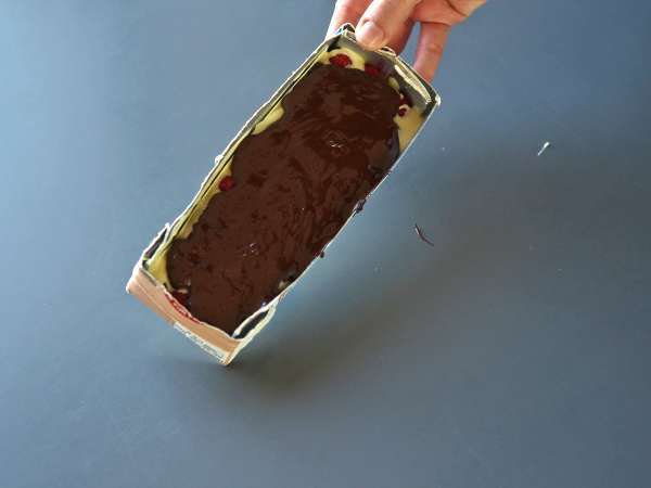 Čokoladna ploščica v slogu Franui z malinami, belo čokolado in temno čokolado! - Priprava korak 3