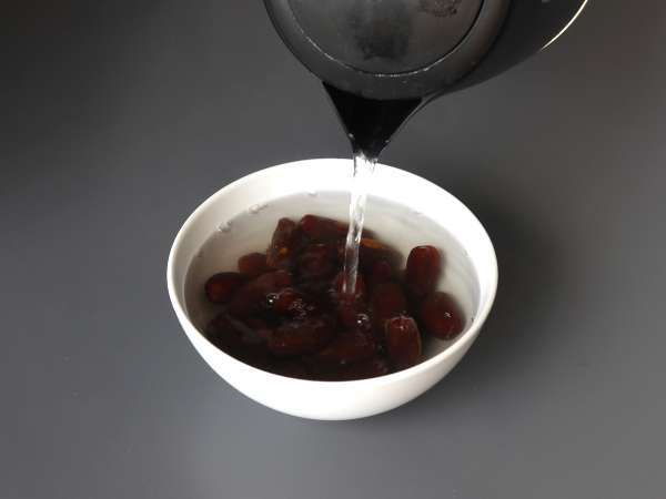 Datljeva sladica, majhen kvadratek, poln energije in okusa! - Priprava korak 1