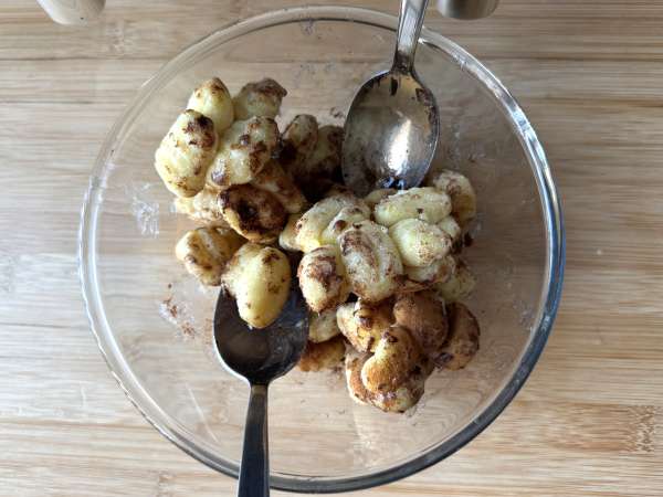 Njoki z airfryerjem: recept za sladico s cimetom, ki ga lahko uživate! - Priprava korak 1