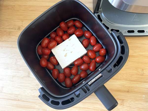 Pečeni njoki s feto v sušilniku Airfryer, izjemno hitra jed s češnjevim paradižnikom in feto! - Priprava korak 1