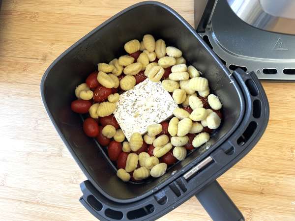 Pečeni njoki s feto v sušilniku Airfryer, izjemno hitra jed s češnjevim paradižnikom in feto! - Priprava korak 2