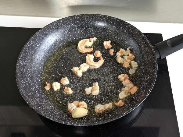 Testenine s spirulino, kozicami in limono: s hranili bogata prva jed z edinstvenim okusom - Priprava korak 2