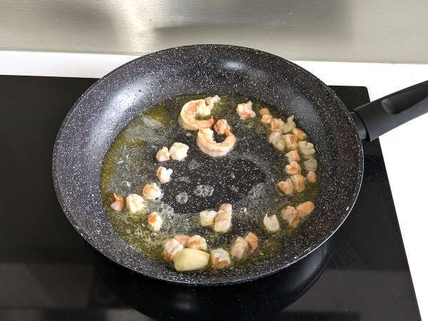 Testenine s spirulino, kozicami in limono: s hranili bogata prva jed z edinstvenim okusom - Priprava korak 3