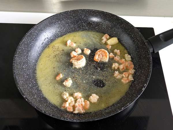 Testenine s spirulino, kozicami in limono: s hranili bogata prva jed z edinstvenim okusom - Priprava korak 4